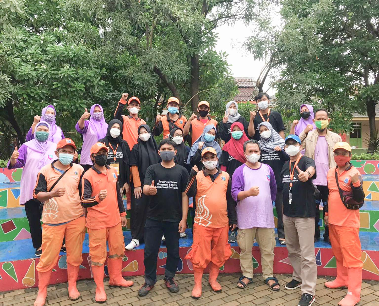 foto bersama setelah melaksanakan kerja bakti di rawa bada