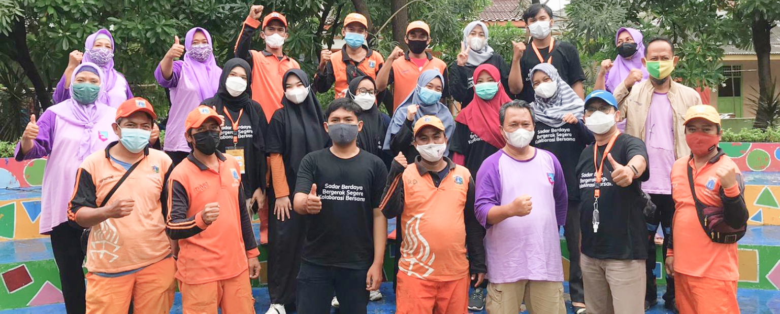 foto bersama setelah melaksanakan kerja bakti di rawa bada